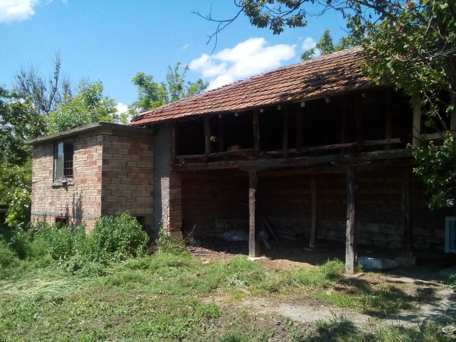 продава къща и земя