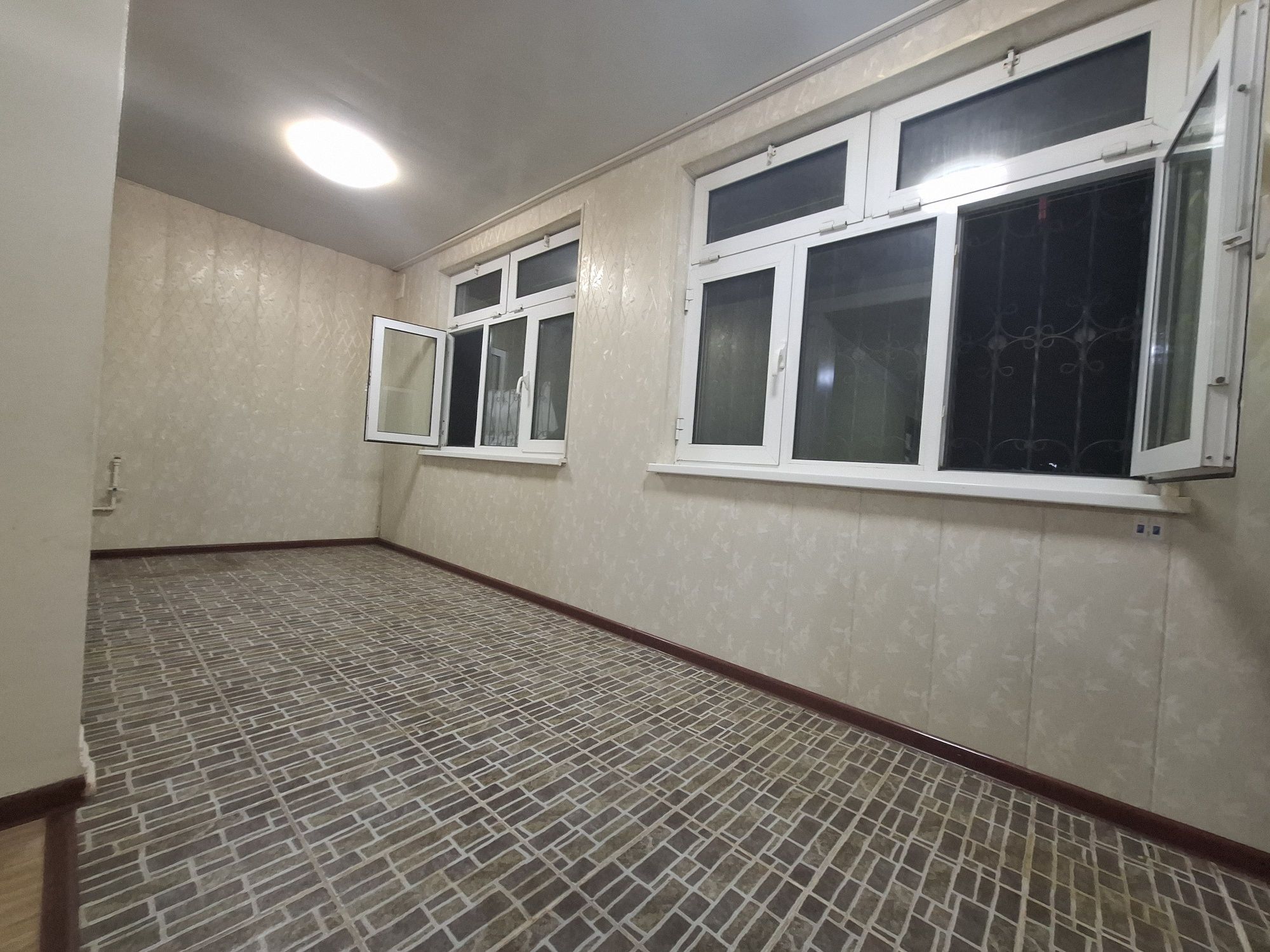 Срочно продаётся 3-комнатная квартира без маклер рядом солнышке базар.