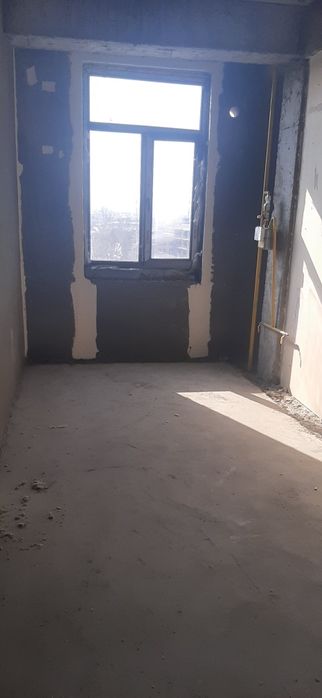 Ko'kcha oq tepada 2 xona uy sotiladi. Qora suvoq, xonalarga bo'lingan.