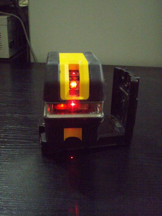 Nivela laser Dewalt DCE0822R + adaptor pentru 4 baterii AA