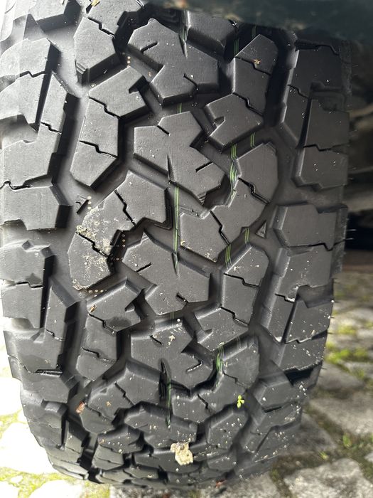 Продават се гумите 235/70/16