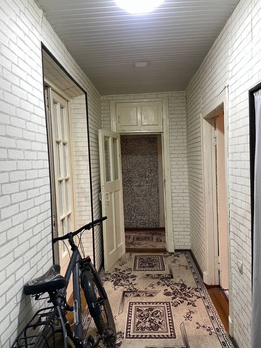 Сотилади Мустакиллик кочаси 65 дом.  6 кв.   З хонали