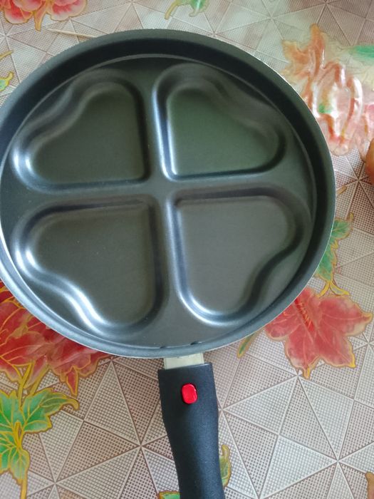 Сковородка 25см со съемной ручкой в отличном состоянии за 3000тенге