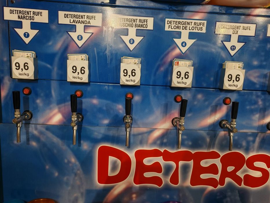 Vând 32 dozatoare pentru dero lichid .