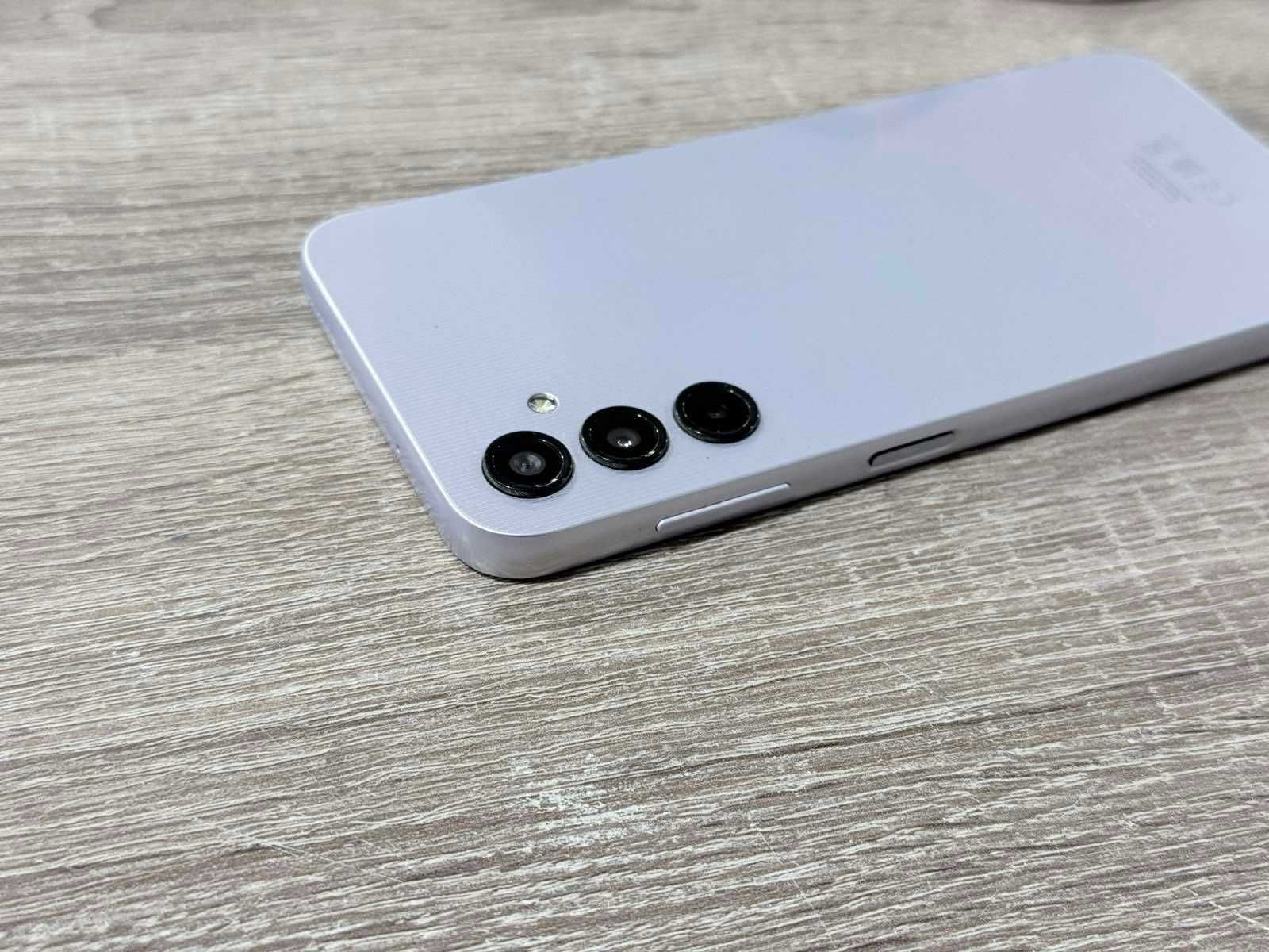 Продавам Samsung A14