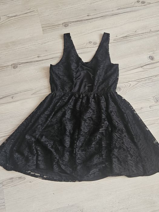 Дантелена рокля . .