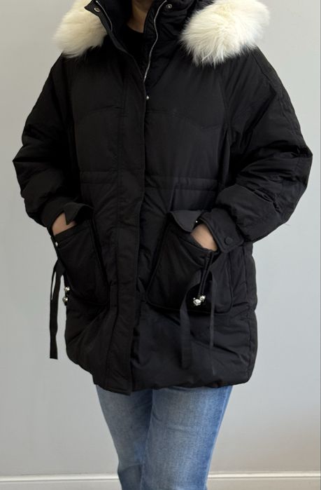 Лёгкий пуховик из гусиного пуха с отстегивающимся мехом на капюшоне