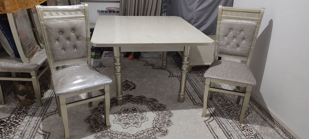 Стол стул сотилади.