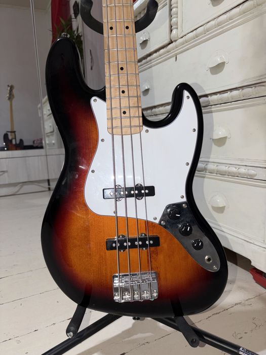 Продается Басс гитара fender squier affinity jazz bass sunburst