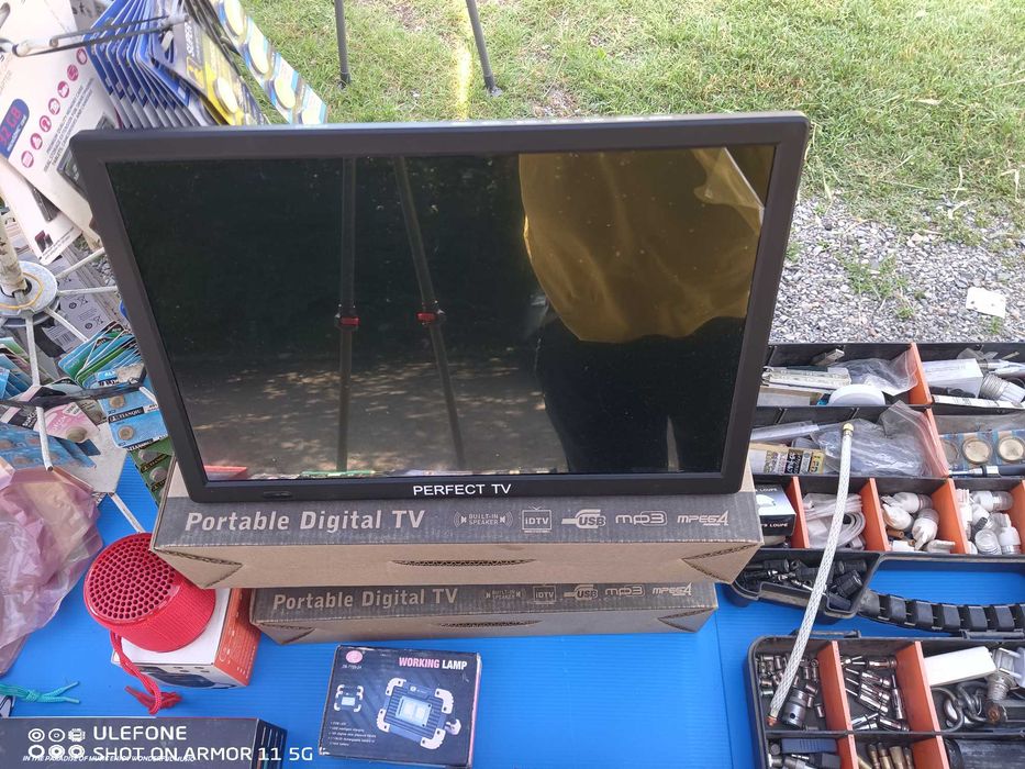 Лед телевизор 12/220в с вграден тунер 15" за каравани и камиони