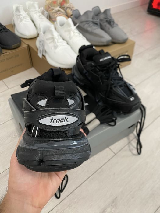 Balenciaga Track Noi, Originali