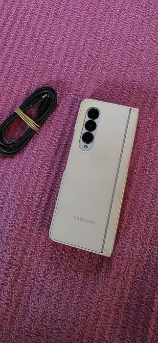 Samsung Galaxy Z Fold 4 12GB RAM 512GB Beige-само на малък дисплей!