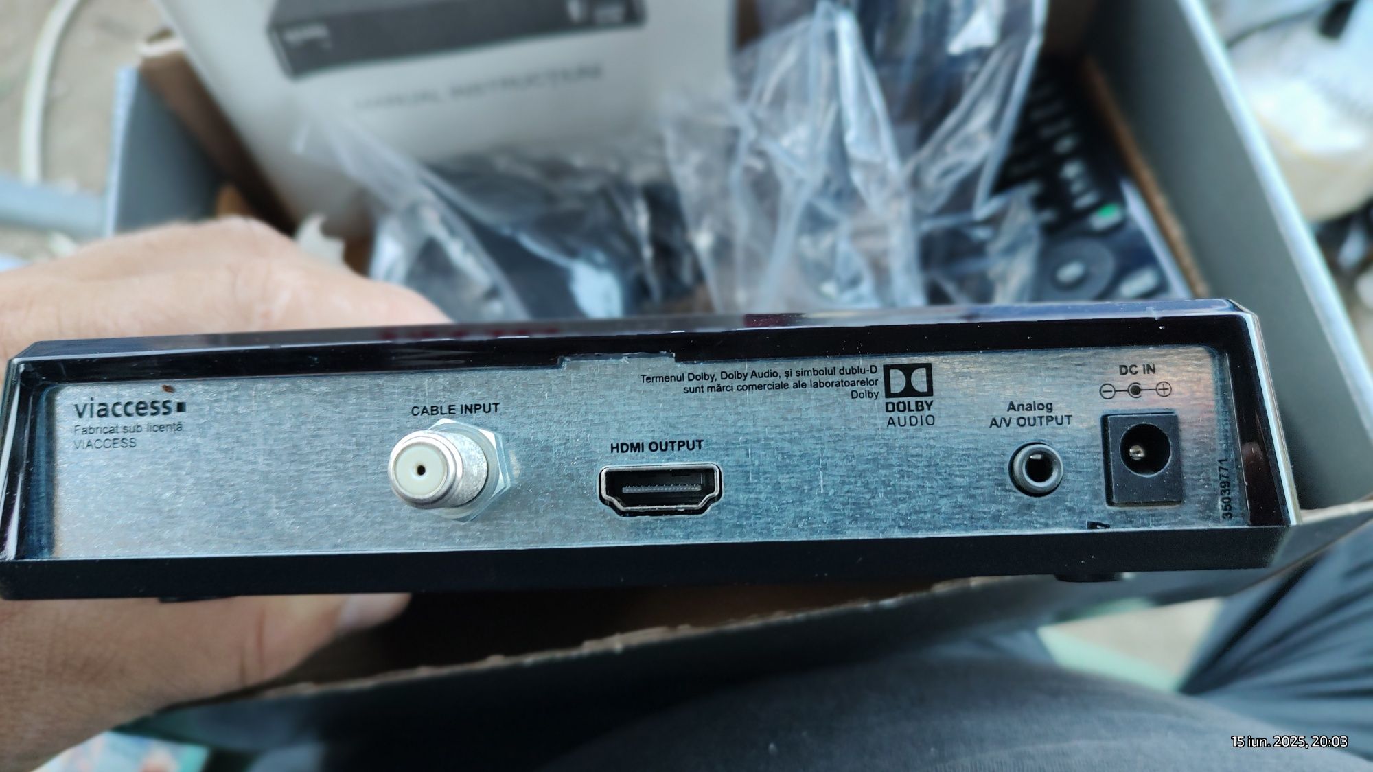 Vând reicever vestele cu telecomanda, încărcător și cablu hdmi la cuti