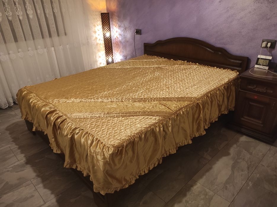 Cuvertura cu volane  pat  dublu 160*200 cm si 2 fete perna bej auriu