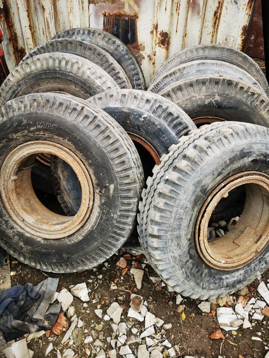 Vând cauciucuri 8.25pe 15