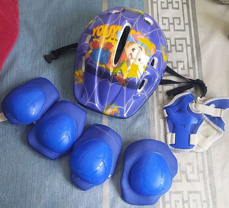 Роликовая защита, шлем, наколенники налокотники