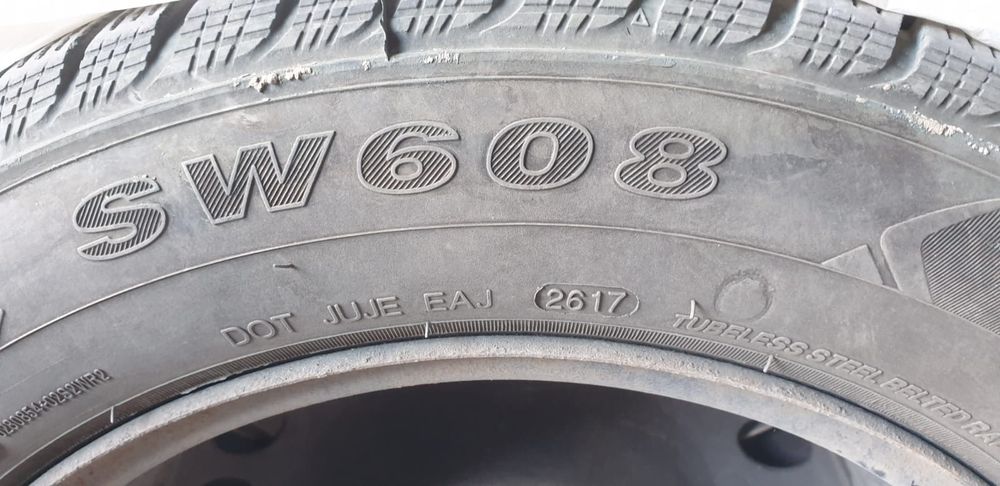 Vând 4 anvelope iarnă,  noi. Dimensiuni :205/60R16. Pret : 600 lei