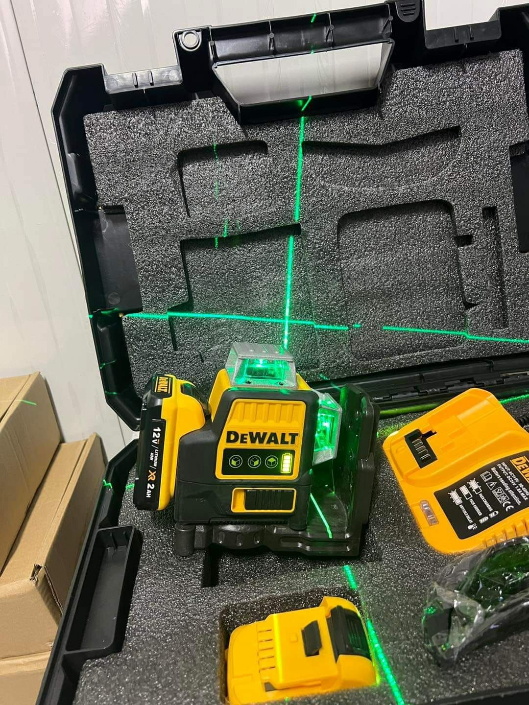 Nivela laser Dewalt cu 2Acumulatori de 12V și 2Ah