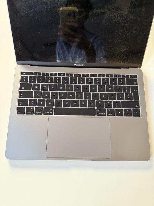 Mac book pro 13 inch 2017 8GB