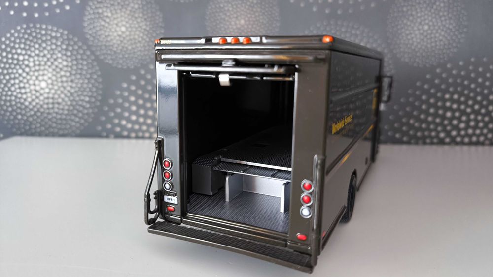 Macheta microbuz UPS Delivery – 1/32 Revell – Action Models