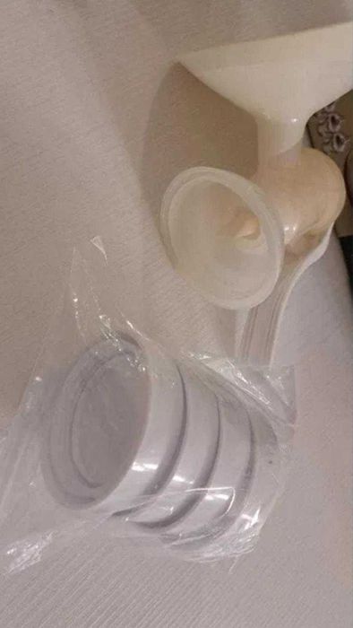 Pompa de san Tommee Tippee- GRATIS 6 tetine,4 capace biberon si bureti