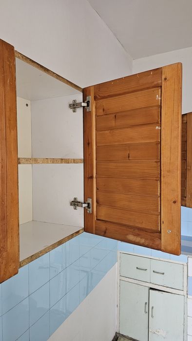 Продавам кухненски шкафове