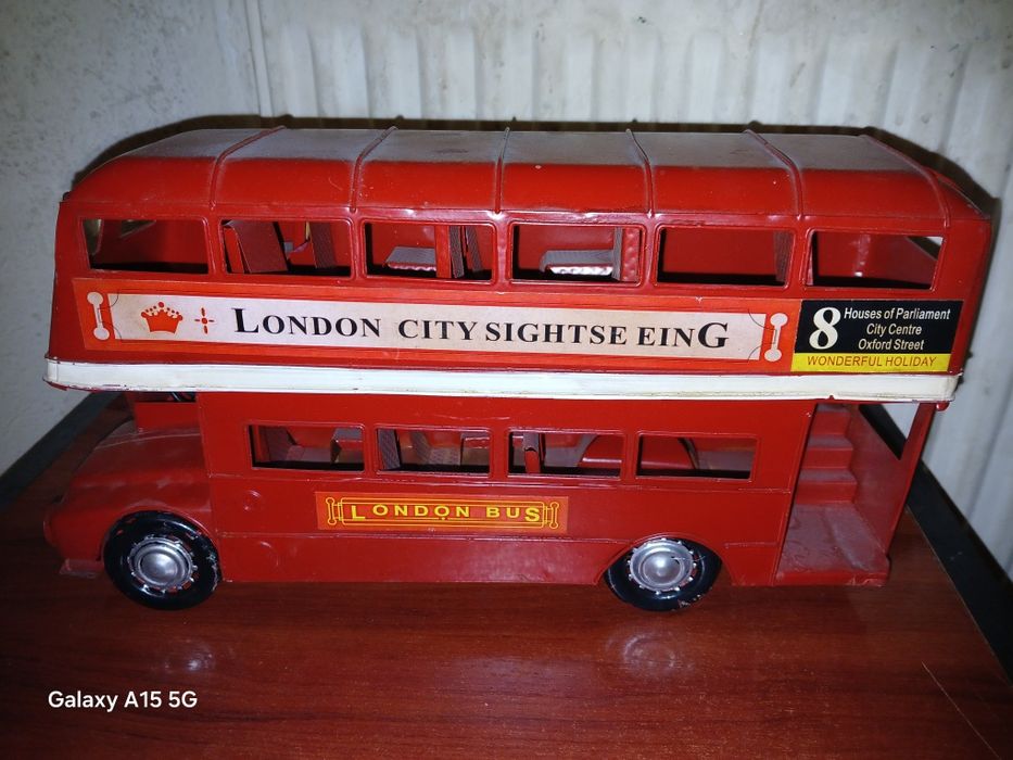 Vând autobus jucărie tabla