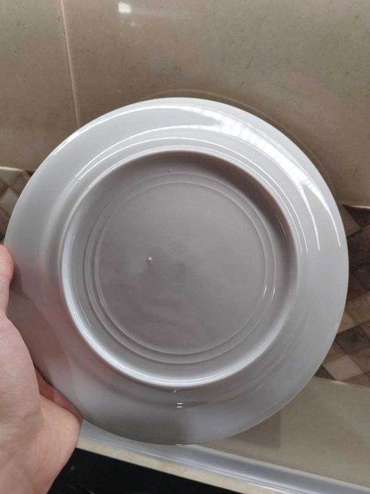 Три порцеланови сервиза за хранене