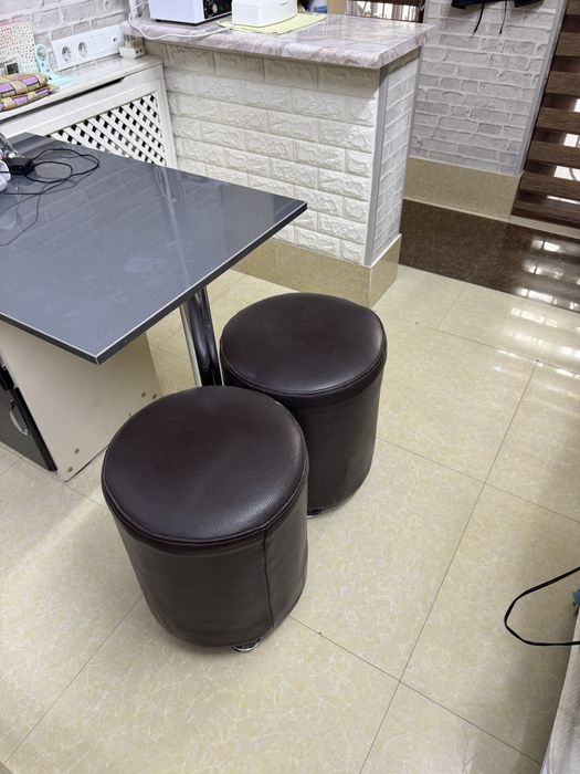 Продается кресло и пуфики в хорошем качестве