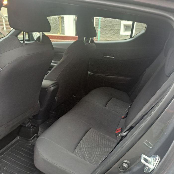 Vând Toyota C-HR hibrid