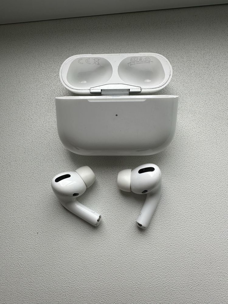 Apple AirPods Pro + зарядно, кутия и кейс