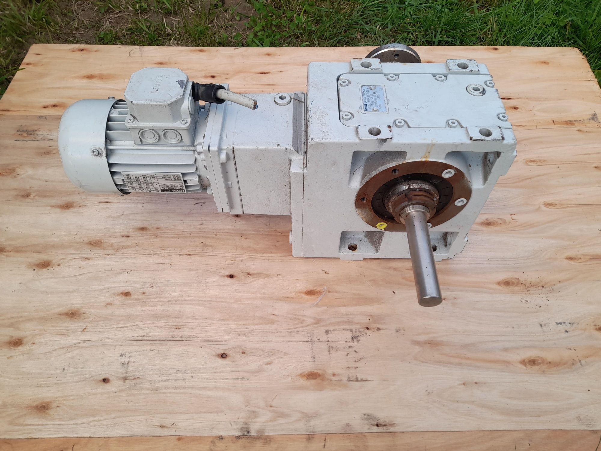 Motor trifazic cu reductor