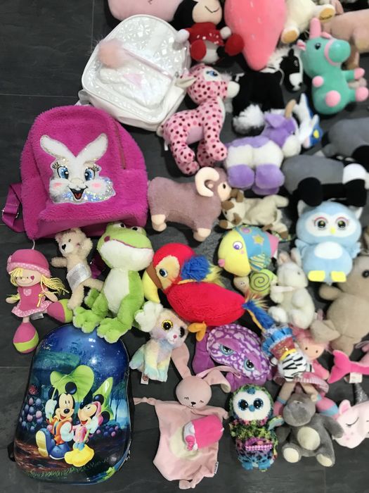 Чувал с 68 плюшени играчки и 4 ранички