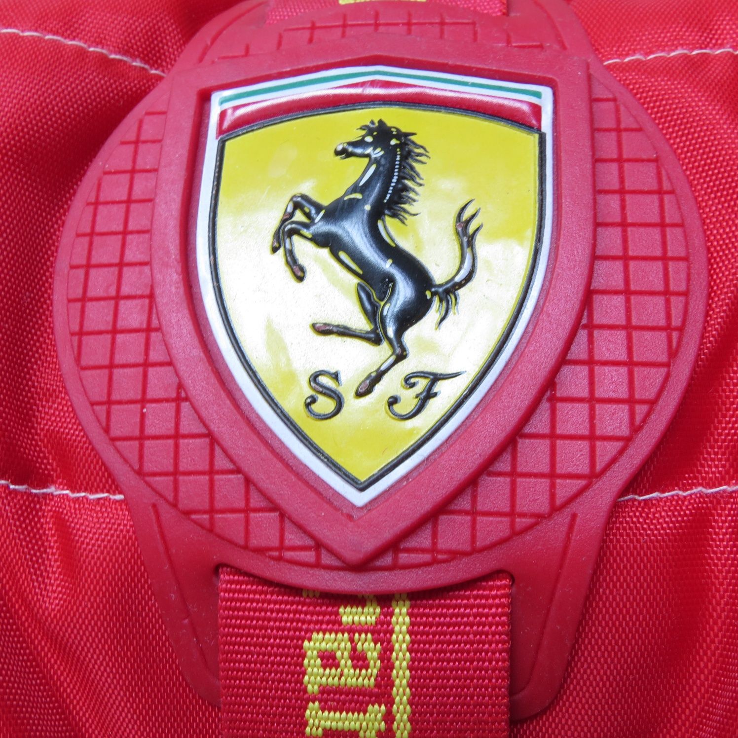 Ярко червена раница на марка Ferrari