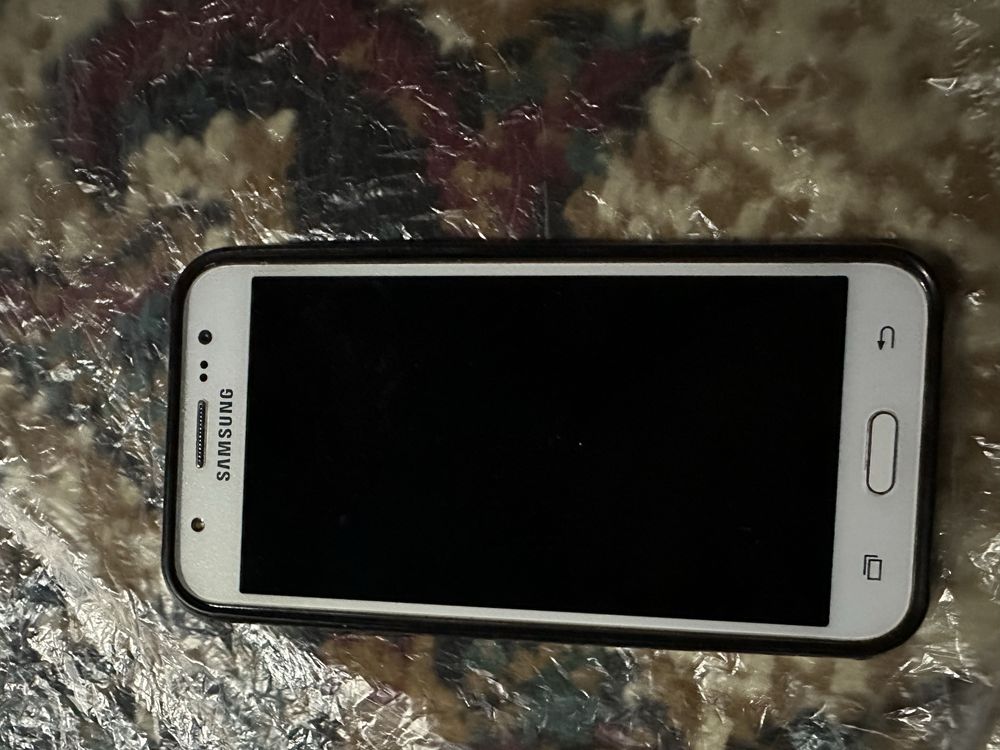 J5 telefon sotiladi