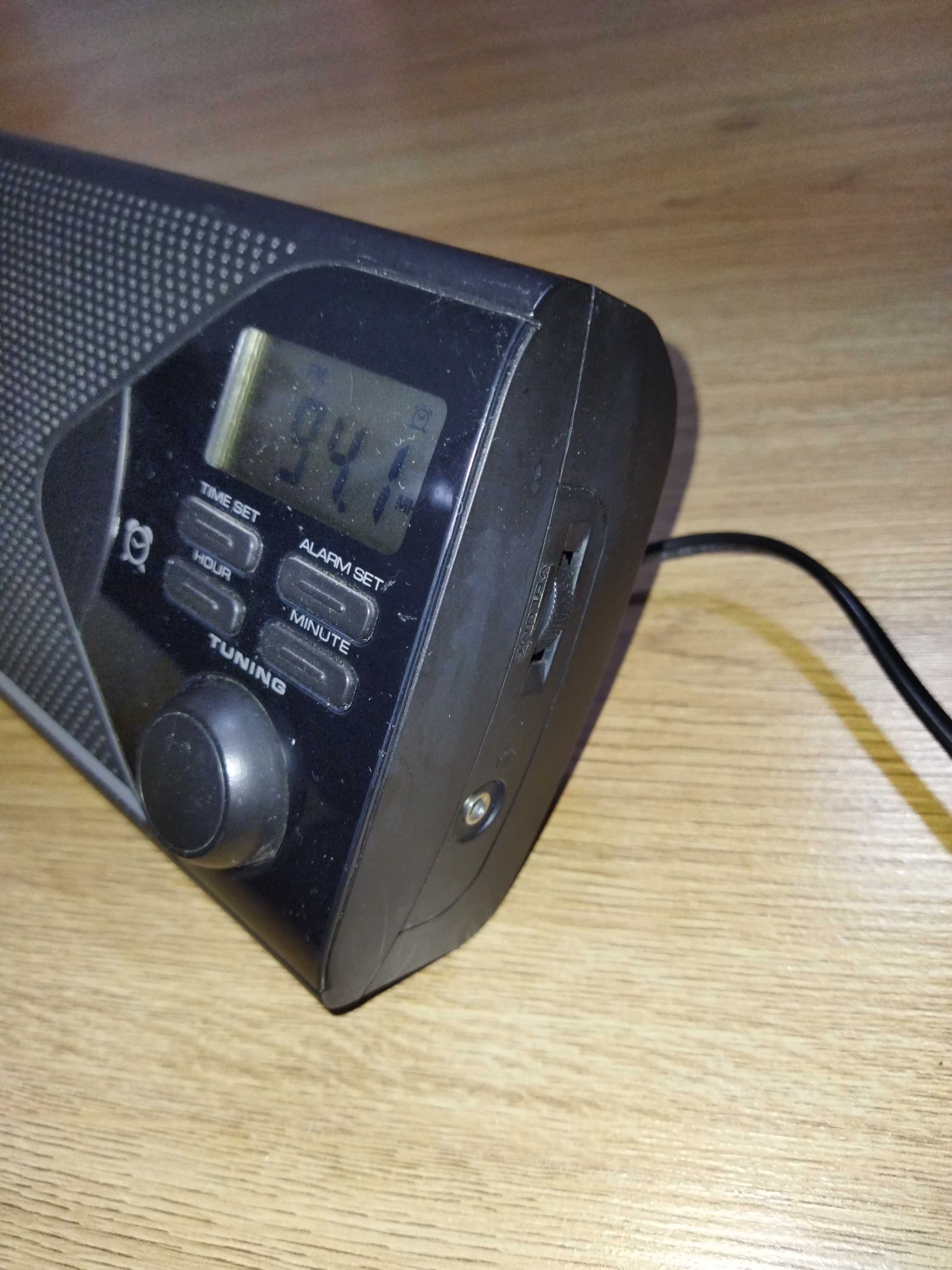 Портативен радиоприемник FM + часовник с аларма