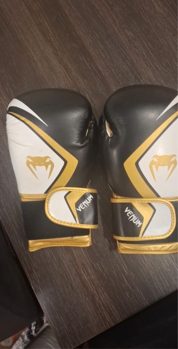 Боксови ръкавици VENUM и протектори за крака