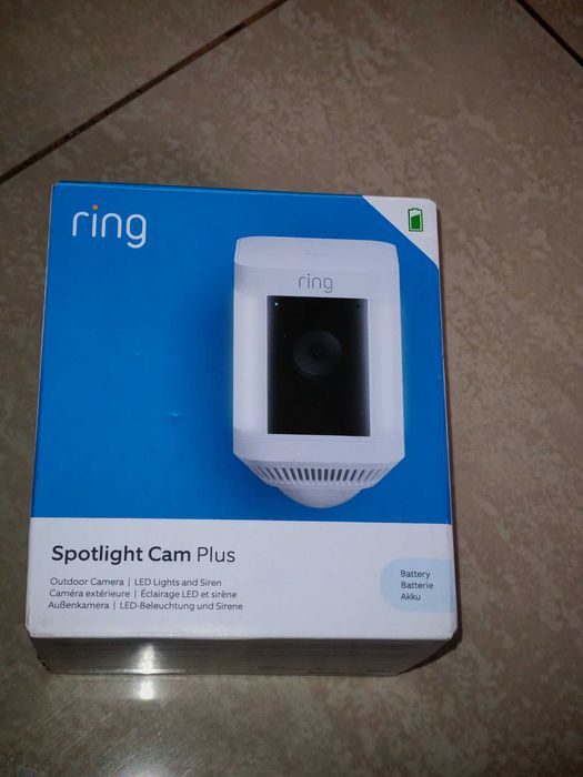 Cameră de supraveghere Ring Spotlight Cam Plus (pe baterie)