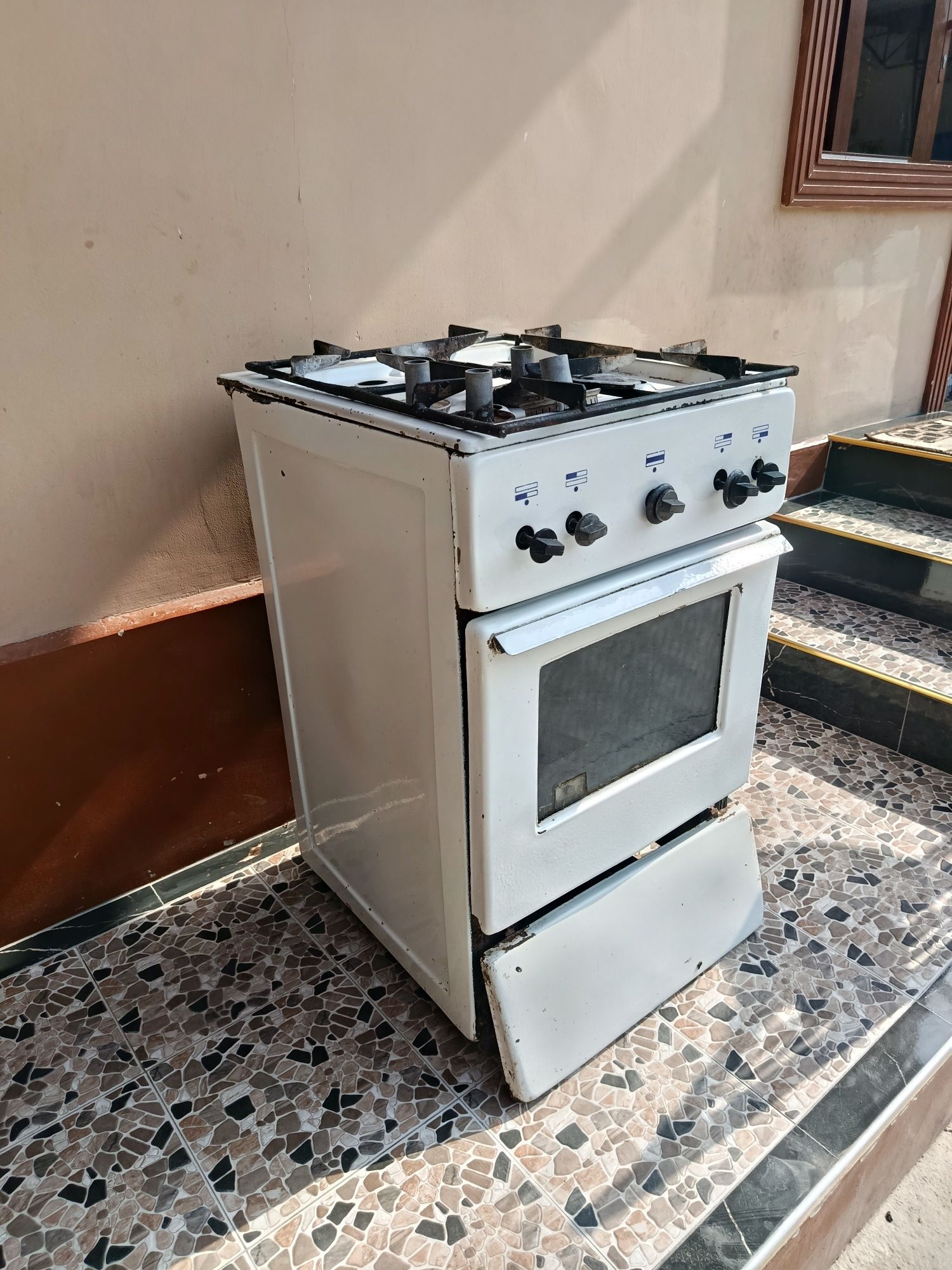 Gaz plitasi sotiladi