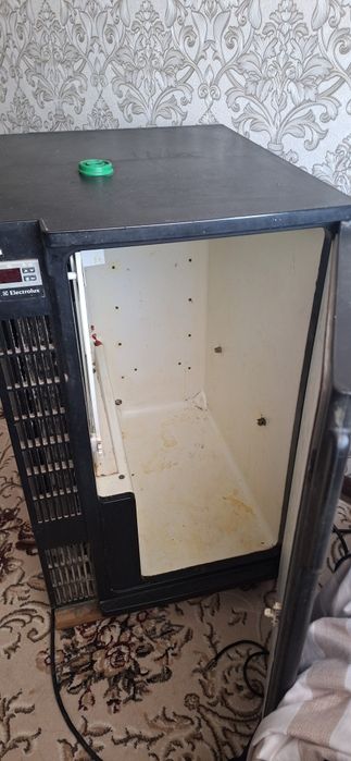 Холодилник мини сотилади