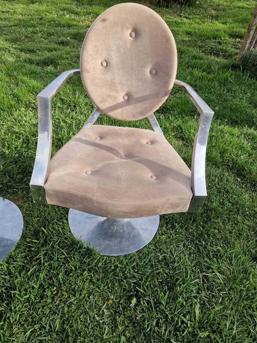 Фризьорки стол, козметична машина.