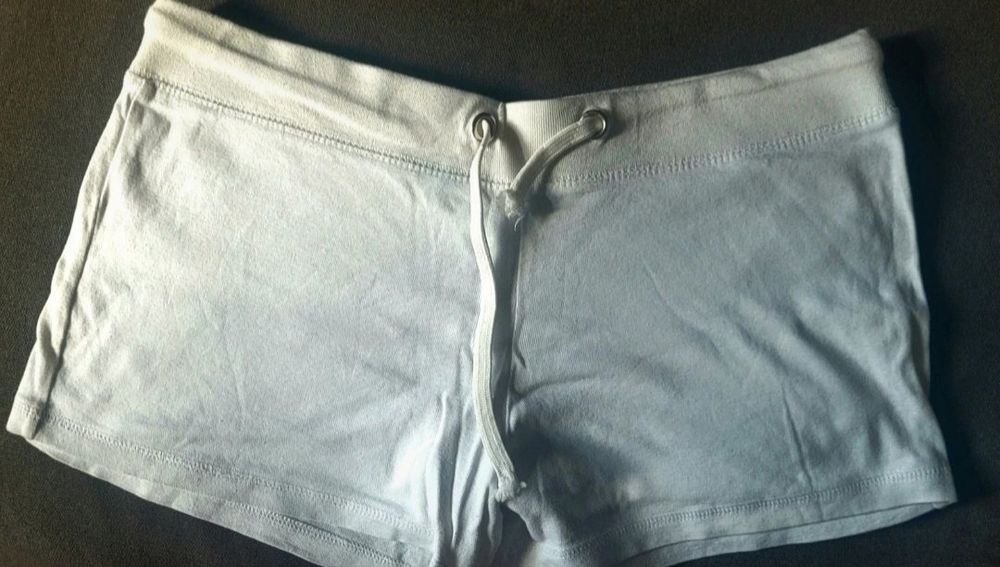 Pantaloni foarte scurti