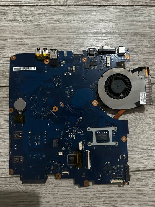Placă de bază laptop cu procesor Intel și răcire inclusă (DDR3)
