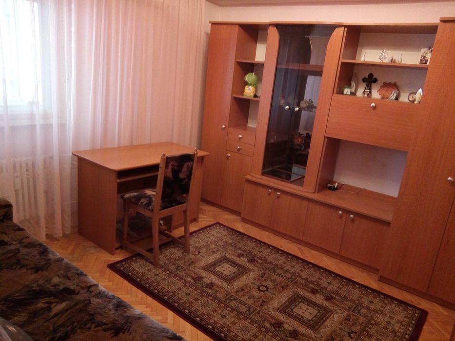 Inchiriez apartament 3 camere mobilat si utilat zona Decebal-Scala