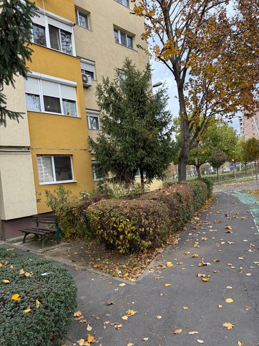 Vând apartament 3 camere zona Soarelui.