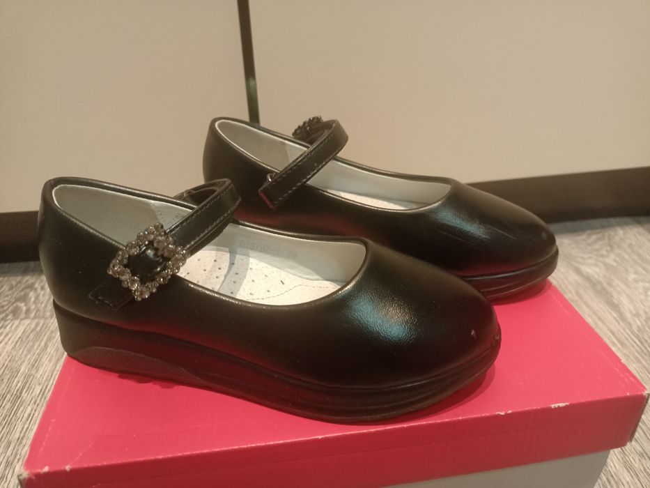 Продам детские школьные туфельки