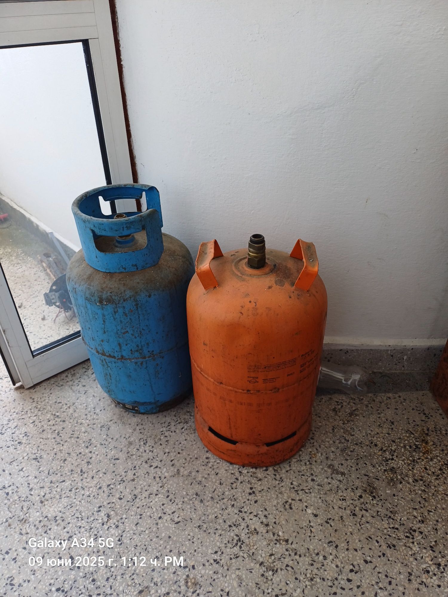 Газови бутлки и диспенсър