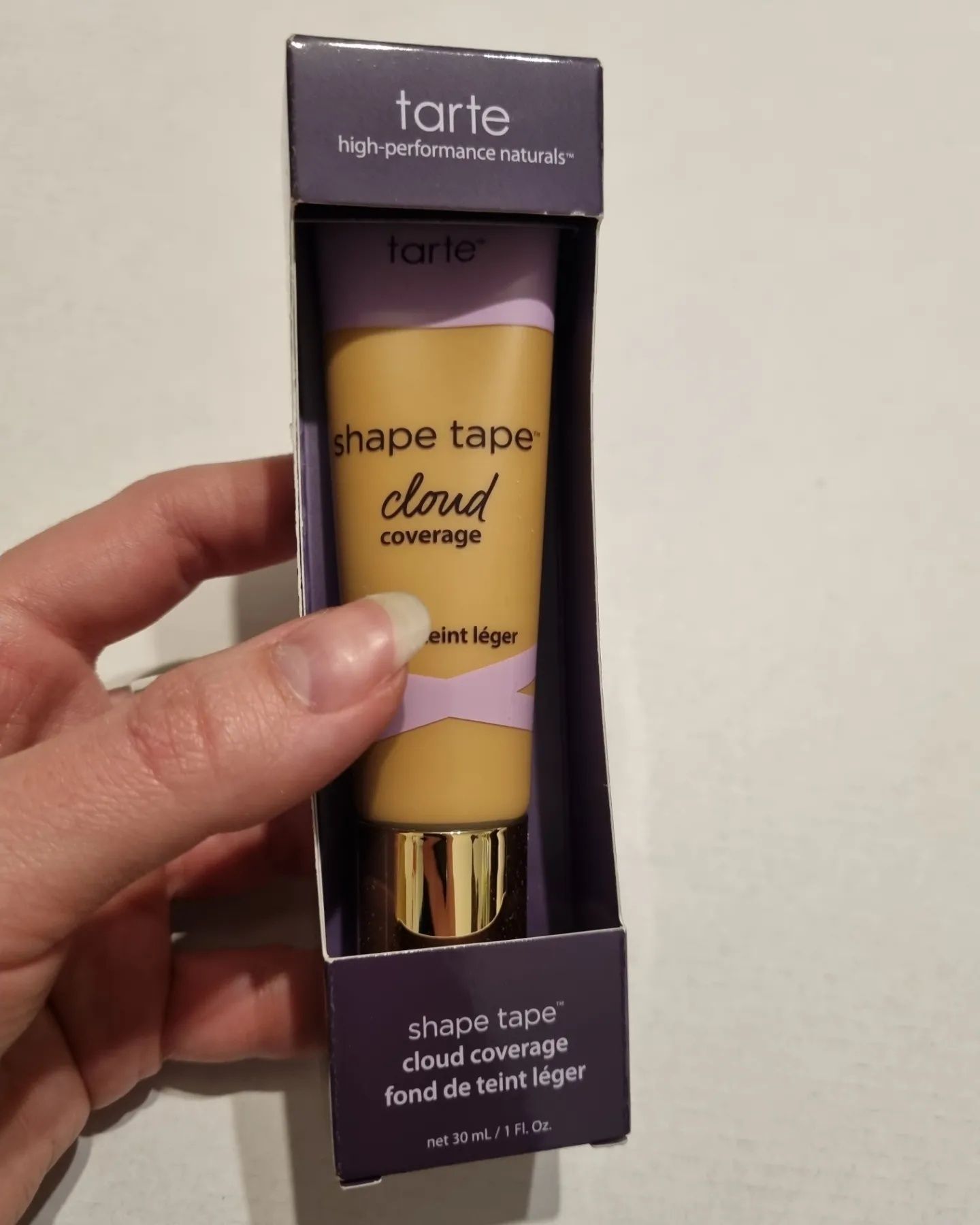 Fond de ten Shape Tape de la Tarte, acoperire fina, nuanța 35N medium