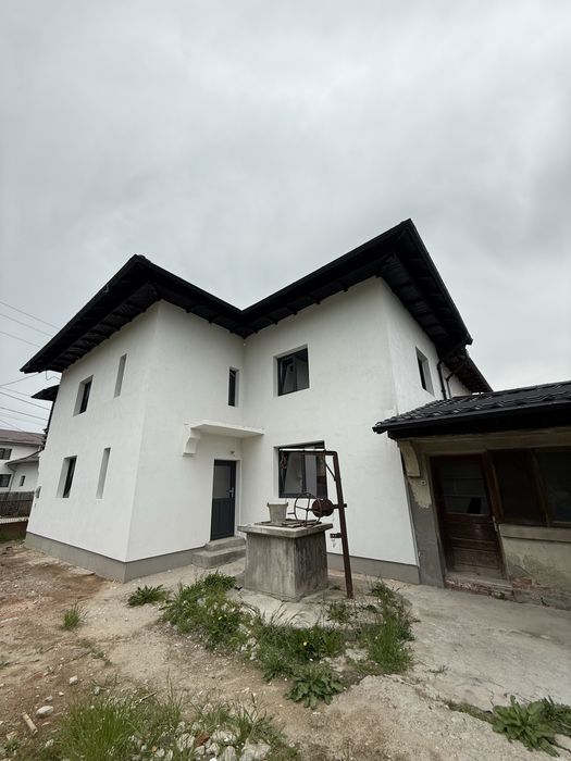 Casă recent renovată de vânzare în Domnești, Argeș