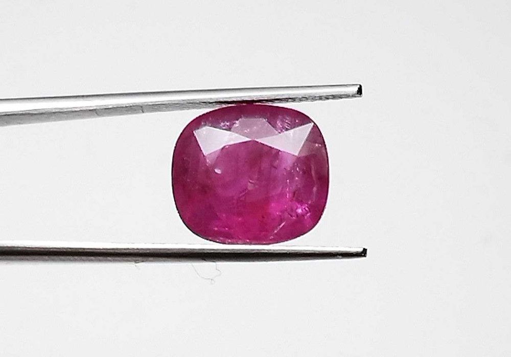 Пурпурно червен естествен рубин с рядка големина 4.26кт! Сертифициран!